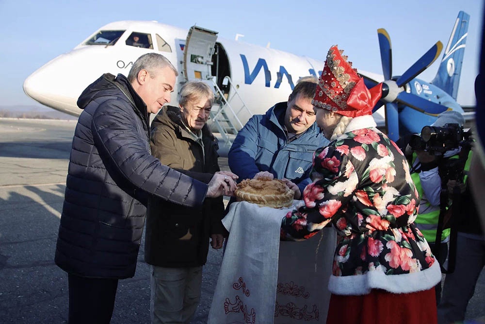 По традиции испытателей Ил-114-300 в аэропорту Горно-Алтайска встречали хлебом-солью.